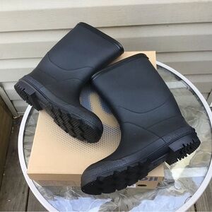 New in Box Black Amoji Rubber Boots, Big Boys Size 28.0